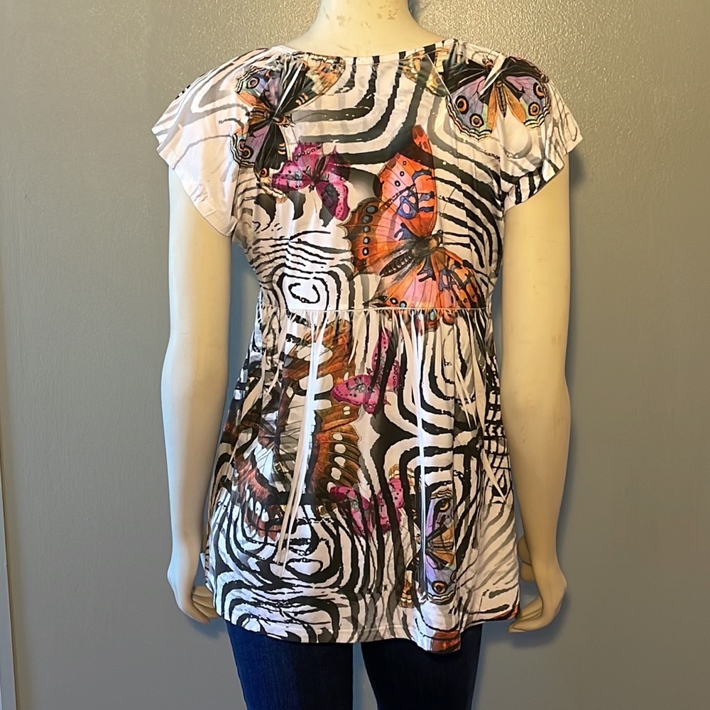 b. Friends ,butterflies pattern, top. - Picture 9 of 12